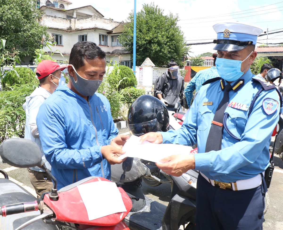 ट्राफिकले काटेको चिटको पैसा मोबाइलबाट सिधै सरकारको खातामा