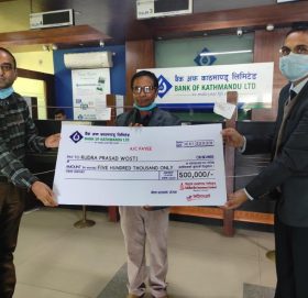 बैंक अफ काठमाण्डूद्वारा ५ लाखको बीमा दावी भुक्तानी