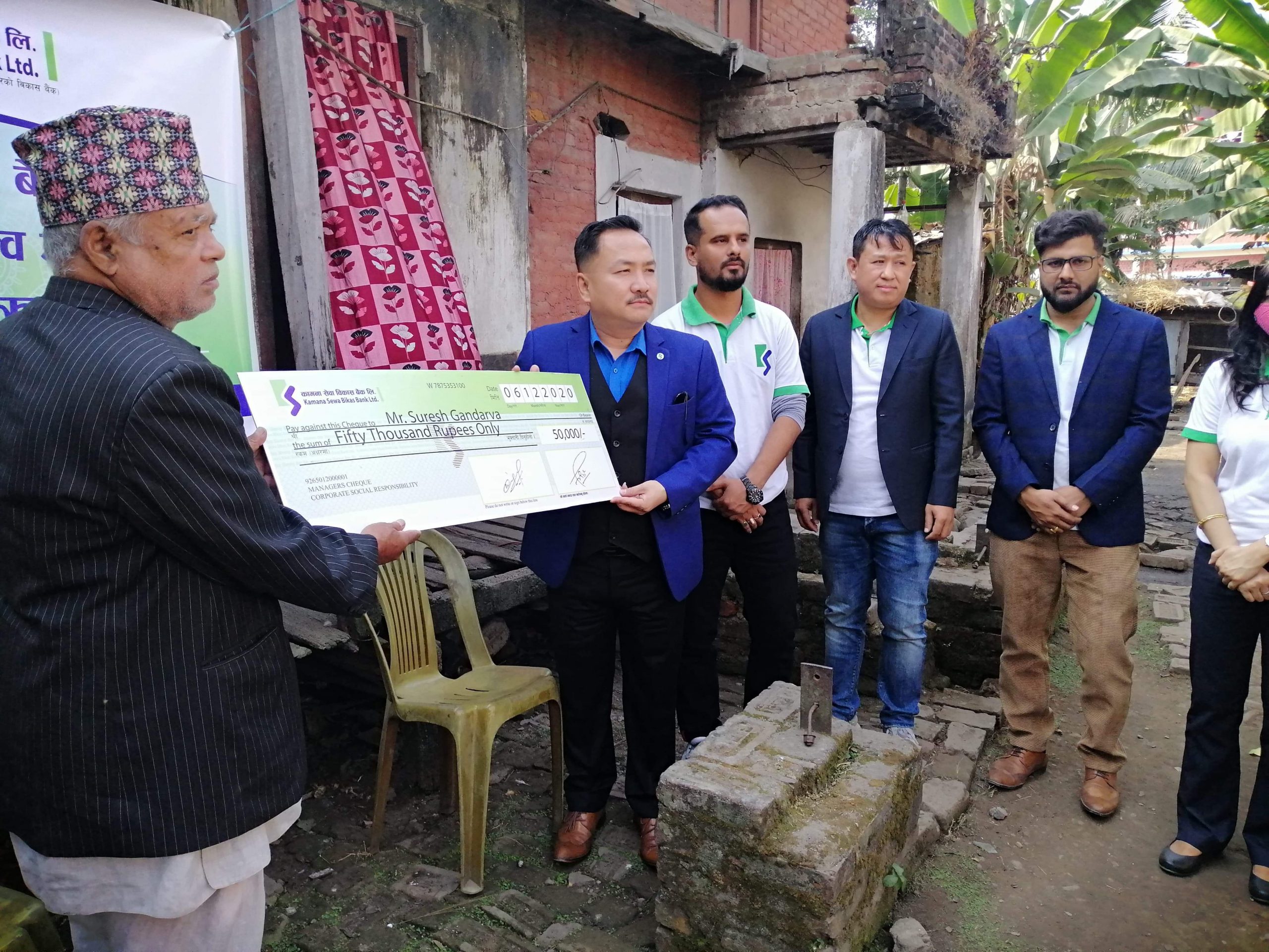 कामना सेवा बैंकले गर्यो लोक गायक सुरेश गन्धर्बलाई आर्थिक सहयोग