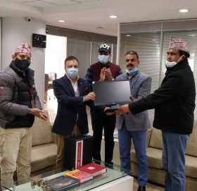 हिमालयन बैंकले सैनिक समाजलाई दियो एक थान कम्प्युटर सेट