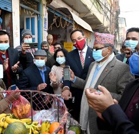 नबिल बैंकको कुलेश्वरको फलफूल बजारमा क्यूआर भुक्तानी सेवा सुरु