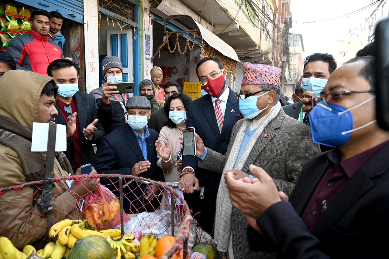 नबिल बैंकको कुलेश्वरको फलफूल बजारमा क्यूआर भुक्तानी सेवा सुरु