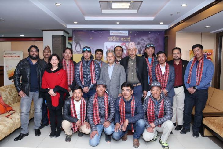 महालक्ष्मी विकास बैंकद्वारा माउन्ट केटू आरोहण समूह सम्मानित
