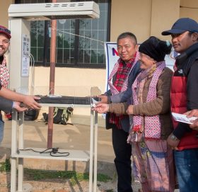 ज्योति विकास बैंकद्वारा सामरी स्वास्थ्य चौकीलाई बेबी वार्मर प्रदान