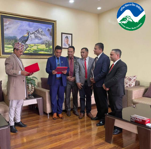 गरिमा विकास बैंकका नवनिर्वाचित अध्यक्ष श्याम प्रसाद बस्यालद्धारा पद तथा गोपिनियता शपथ ग्रहण