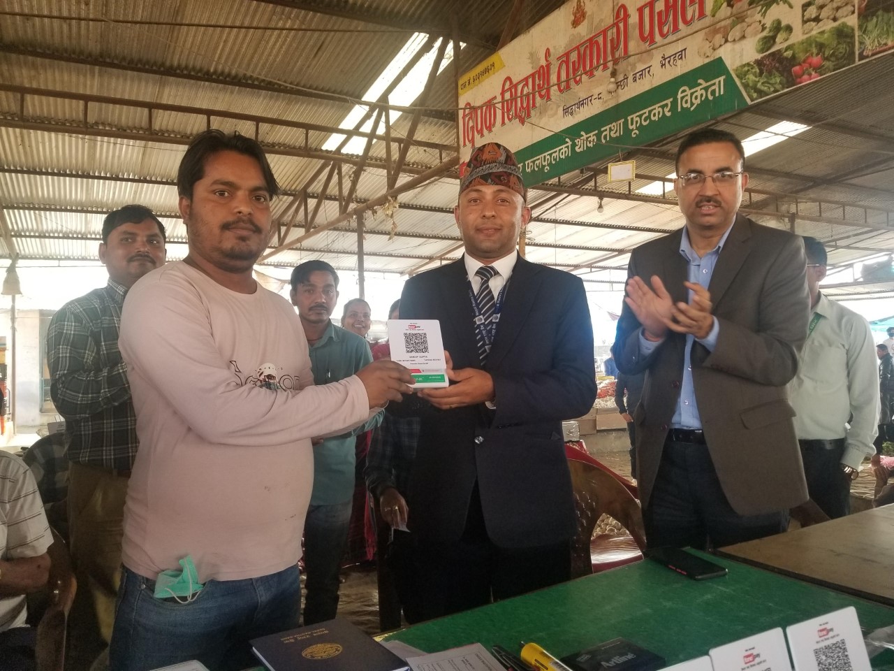 भैरहवाको तरकारी तथा फलफूल बजारमा नबिल बैंकको क्यूआर भुक्तानी सेवा