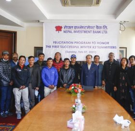 नेपाल इन्भेष्टमेण्ट बैंकद्वारा ‘केटु’ आरोहण गर्ने कीर्तिमानी आरोहीलाई १० लाख प्रदान