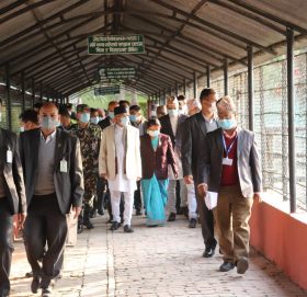 प्रधानमन्त्रीले चिडियाखानाका गैंडाको ‘अभिभावकत्व ग्रहण’ गरेपछि…