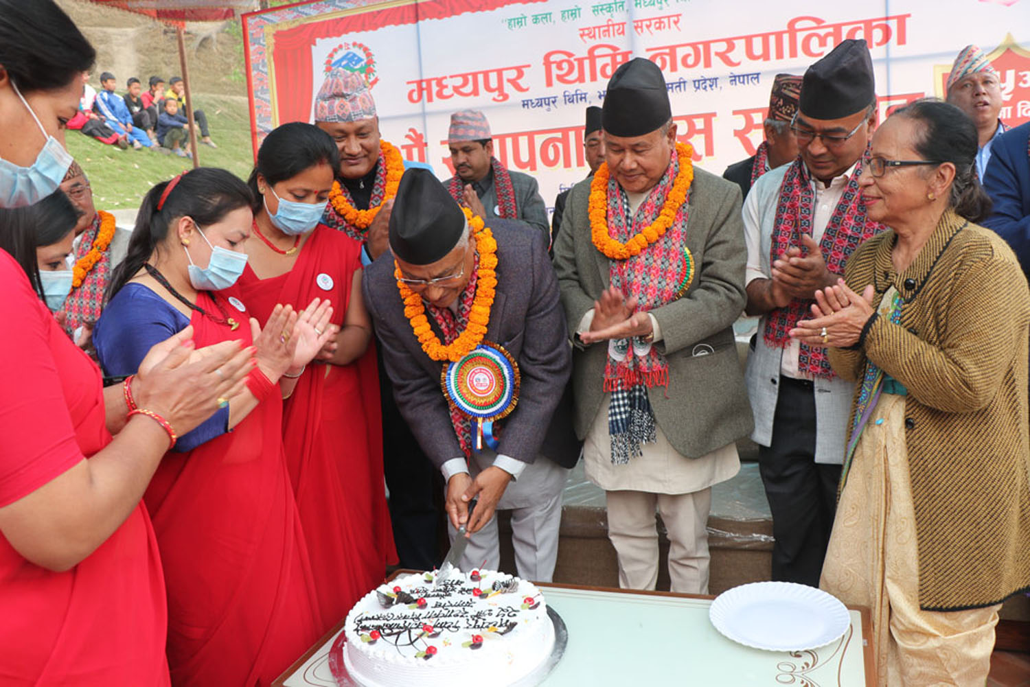 मध्यपुरथिमि नगरपालिकाको रजत वर्ष समारोह लकडाउन र विद्यालय बन्द दुबै हुँदैन ः मन्त्री श्रेष्ठ