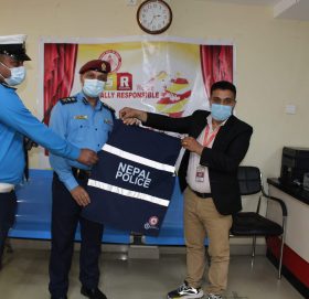 महालक्ष्मी विकास बेैंकद्वारा फ्लोरेसेन्ट ज्याकेट हस्तान्तरण कार्यक्रम सम्पन्न