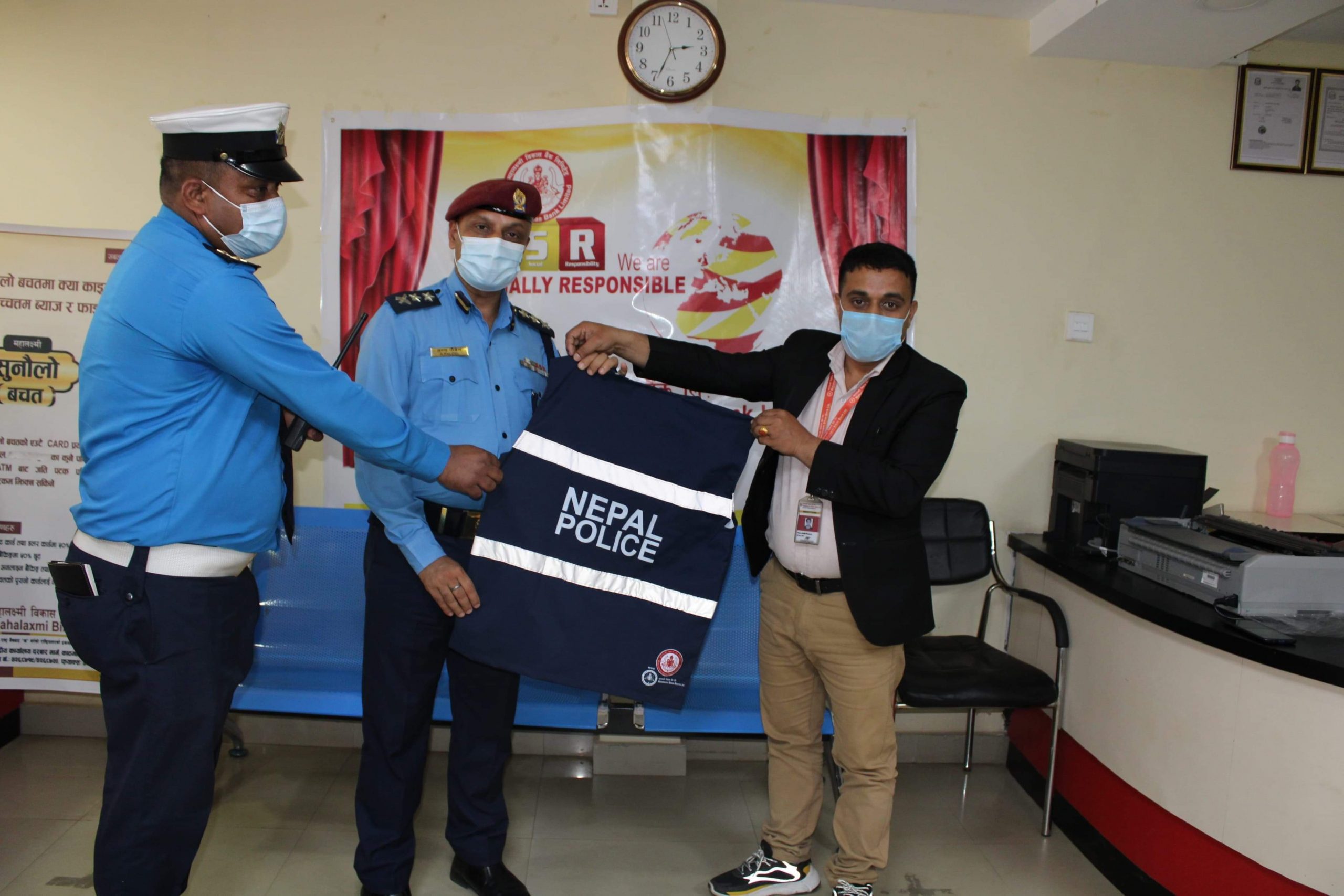 महालक्ष्मी विकास बेैंकद्वारा फ्लोरेसेन्ट ज्याकेट हस्तान्तरण कार्यक्रम सम्पन्न