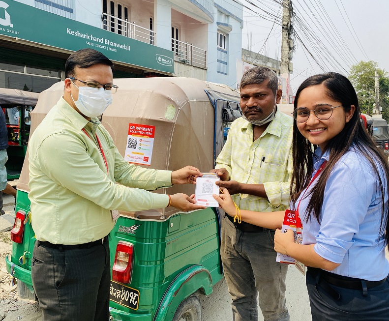 विराटनगरको टेम्पो/इ–रिक्सामा सनराइज बैंककोे क्यूआर