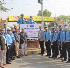 राष्ट्रिय वाणिज्य बैंकद्धारा ट्राफिक प्रहरीलाई ट्राफिक लाईट हस्तान्तरण