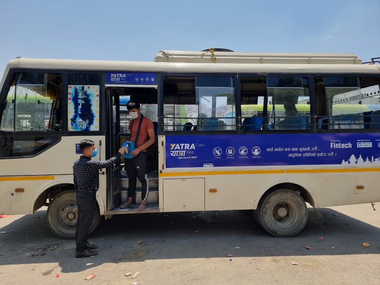 एनएमबि बैंकको कन्ट्याक्टलेस कार्डबाट बस भाडा तिर्न सकिने