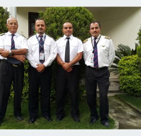 एक बुबा र तीनै छोरा पाइलट, एकै ककपिटमा