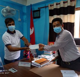 सिभिल लघुवित्तद्वारा हेलम्बुका बाढी पीडितलाई राहत हस्तान्तरण