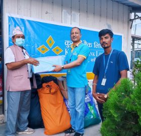 कुमारी बैंक लिमिटेडद्धारा बाढी पिडितलाई सहयोग