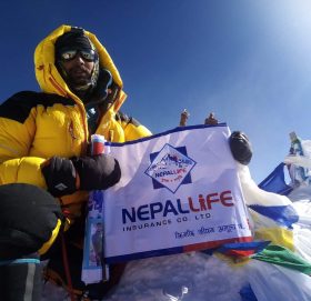 नेपाल लाइफको झण्डा पहिलो पटक सर्वोच्च शिखर सगरमाथामा