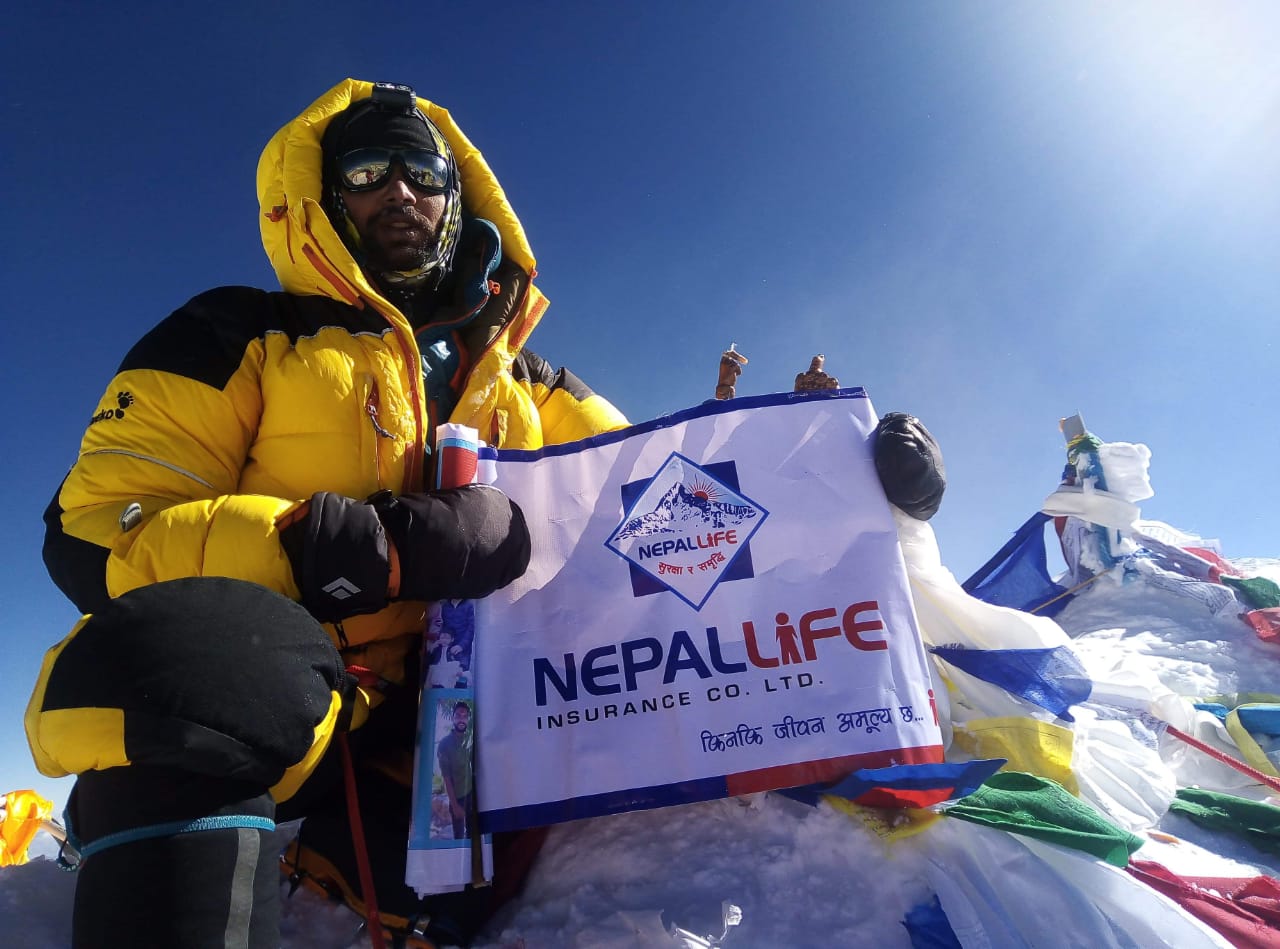 नेपाल लाइफको झण्डा पहिलो पटक सर्वोच्च शिखर सगरमाथामा