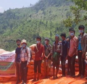 कामना सेवा विकास बैंकद्वारा चेपाङ समुदायलाई खाद्यान्न सहयोग