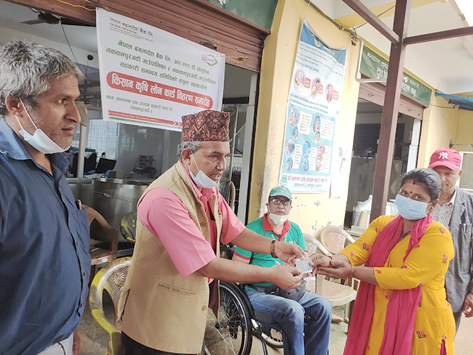 नेपाल बंगलादेश बैंकद्वारा किसान कृषि लोन कार्ड हस्तान्तरण