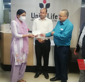 यूनियन लाइफद्धारा बीमा बापतको १ करोड २ लाख रुपैयाँ दाबी भुक्तानी