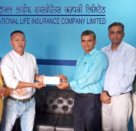 नेशनल लाईफद्धारा घातक रोग बापतको २० लाख रुपैयाँ हस्तान्तरण