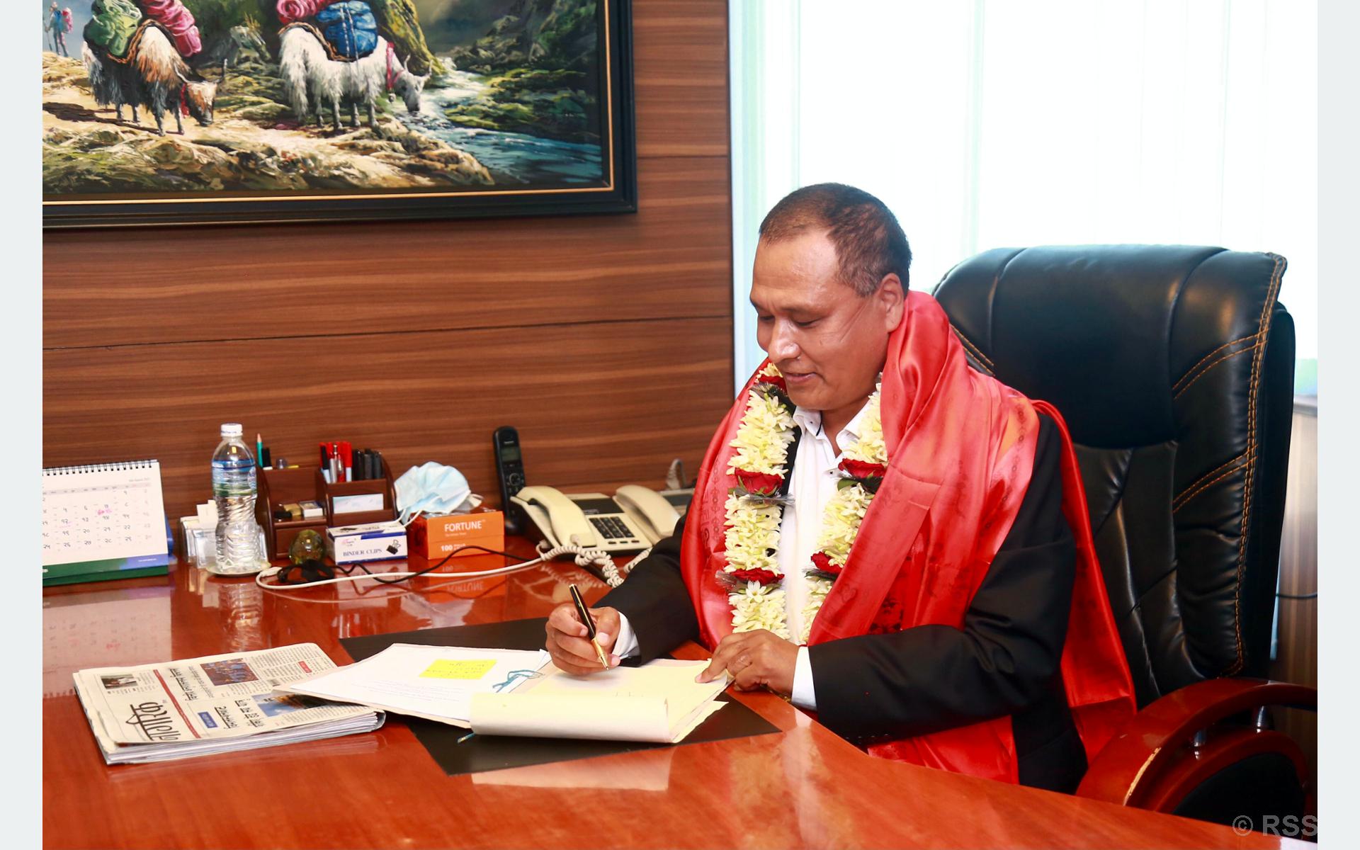 चुनौती स्वीकार्दै आएको छु, निराश बनाउँदिनः घिसिङ