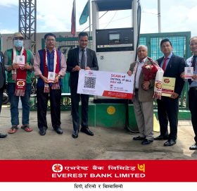 साझाका पेट्रोल पम्पमा एभरेष्ट बैंकका क्युआर कोडबाट भुक्तानी गर्न सकिने