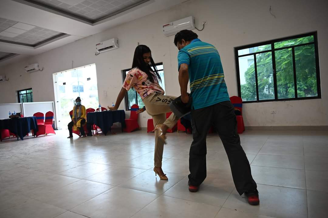 कुमारी बैंक लिमिटेडले महिलाहरुलाई आत्मरक्षा प्रशिक्षण दिँदै