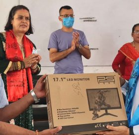 सिद्धार्थ बैंकद्वारा विद्यालयलाई कम्प्युटर हस्तान्तरण