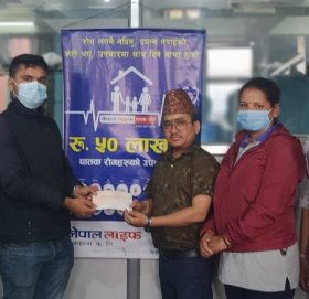 नेपाल लाइफद्धारा बीमित गौलीलाई ६ लाखको चेक हस्तान्तरण