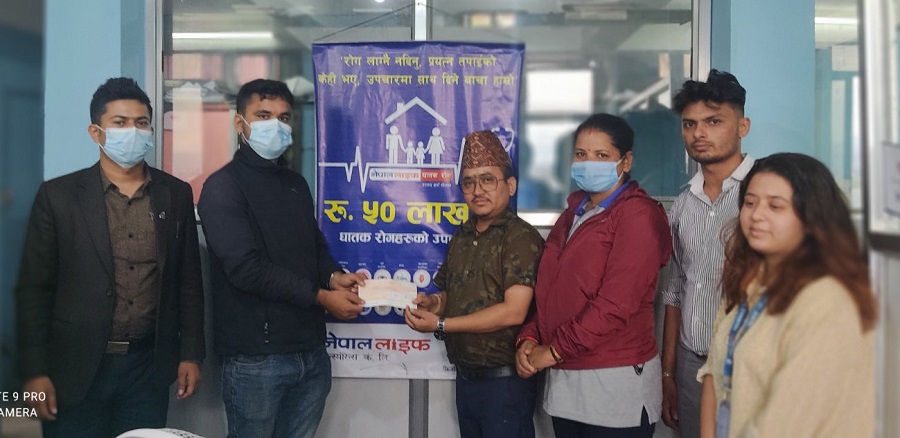 नेपाल लाइफद्धारा बीमित गौलीलाई ६ लाखको चेक हस्तान्तरण