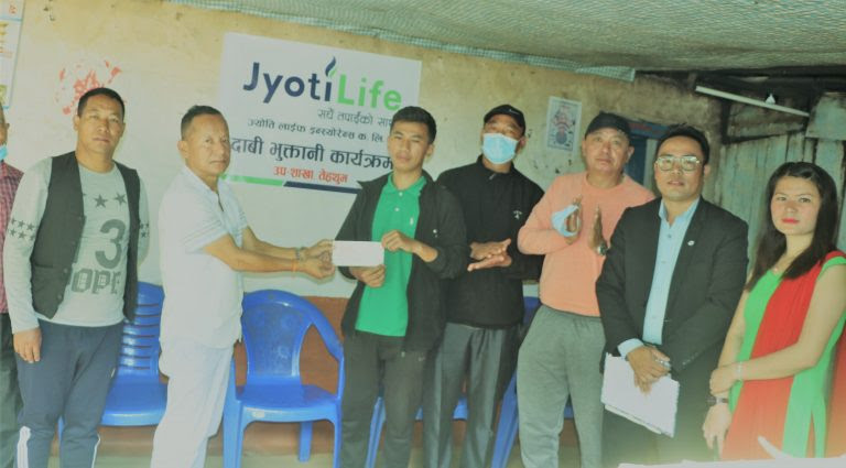 ज्योति लाइफद्धारा मृतकको परिवारलाई १० लाख बीमा दाबी भुक्तानी