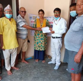 एलआईसी नेपालले बीमित पौडेलको परिवारलाई दियो २८ लाख ३० हजार मृत्यु दाबी रकम