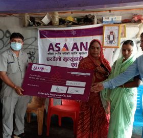 एशियन लाइफद्धारा ११ लाख ३९ हजार रुपैयाँ मृत्यु दाबी भुक्तानी