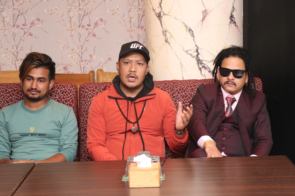 पोखराबाट सार्वजनिक गरियो केकी र दीपेन्दको ‘सुनको महल’