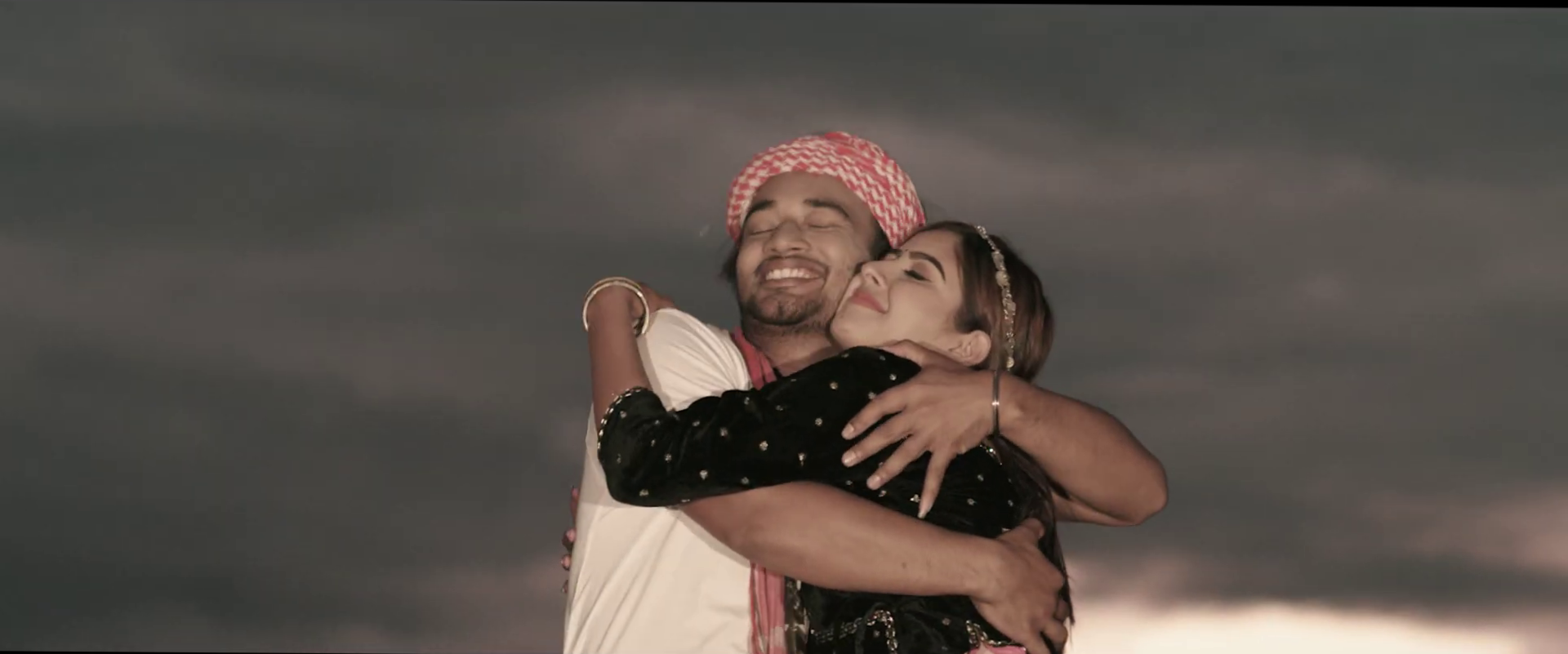 ‘राधा पियारी’मा सुधिर र गरिमाको रोमान्स ( भिडियो )