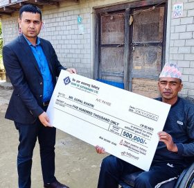 बैंक अफ काठमाण्डूका ग्राहकलाई बीमा दाबी रकम भुक्तानी