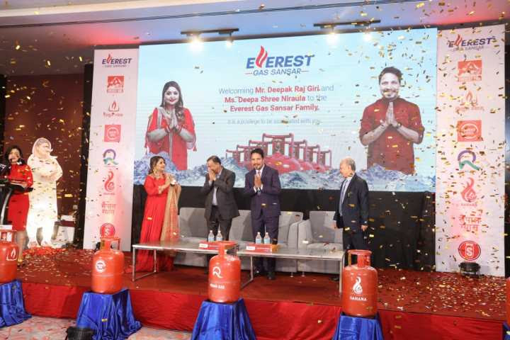 एभरेष्ट ग्यास संसारको ब्राण्ड एम्बेसडरमा दिपकराज गिरी र दिलिपाश्री निरौला