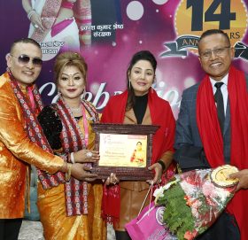रश्मिलाज फेसियल हाउस एन्ड ब्युटी केयरको १४ औं वार्षिक उत्सबमा अभिनेत्री करिश्मालाई सम्मान