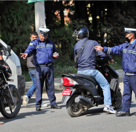 नयाँ सवारी ऐनः दुई पांग्रेको पछाडि बस्नेले पनि हेल्मेट लगाउनुपर्ने !