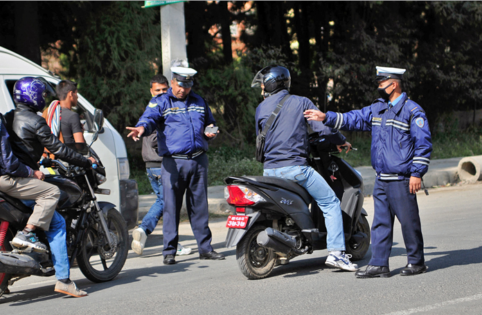 नयाँ सवारी ऐनः दुई पांग्रेको पछाडि बस्नेले पनि हेल्मेट लगाउनुपर्ने !