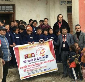 महालक्ष्मी विकास बैंकद्धारा विपन्न परिवारका विद्यार्थीलाई न्यानो कपडा वितरण