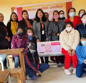 महालक्ष्मी विकास बैंकद्धारा विद्यालयलाई स्यानिटरी प्याड सहितको भेन्डिङ मेसिन प्रदान