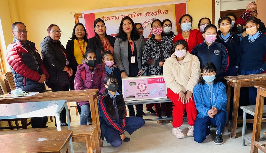 महालक्ष्मी विकास बैंकद्धारा विद्यालयलाई स्यानिटरी प्याड सहितको भेन्डिङ मेसिन प्रदान