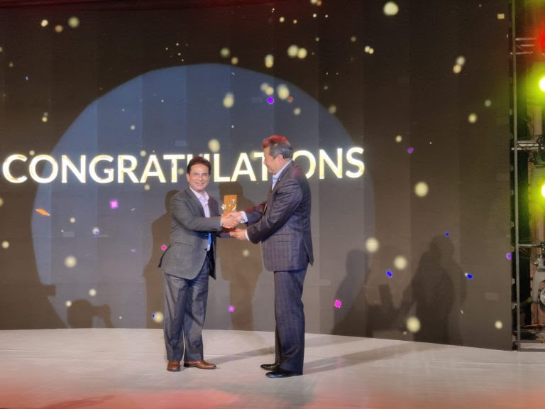 शिखर इन्स्योरेन्स कर्पोरेट एक्सेलेन्स अवार्डबाट सम्मानित