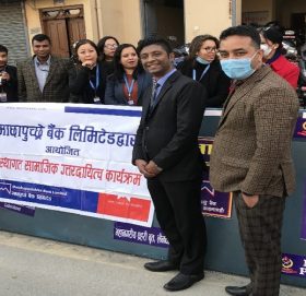 माछापुच्छ्रे बैंकद्वारा महानगरीय प्रहरी बृत्त लैनचौरलाई सडक ब्यारीगेट हस्तान्तरण