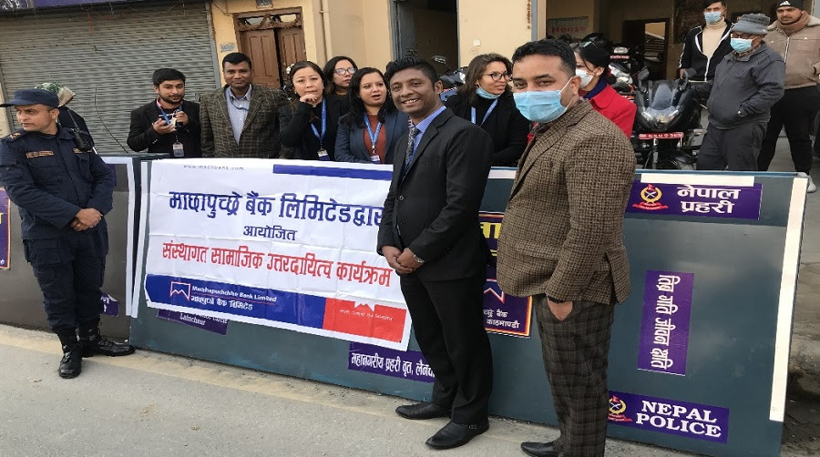 माछापुच्छ्रे बैंकद्वारा महानगरीय प्रहरी बृत्त लैनचौरलाई सडक ब्यारीगेट हस्तान्तरण