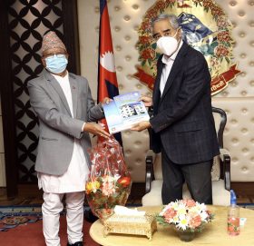 प्रधानमन्त्री देउवासमक्ष राष्ट्रिय सूचना आयोगको वार्षिक प्रतिवेदन पेश